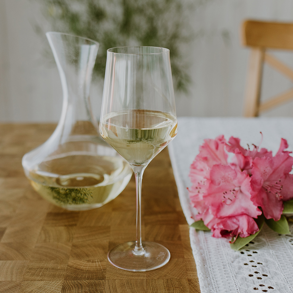 https://www.maison-cyna.com/wp-content/uploads/2019/04/verre_cristal_vin_blanc_champagne_PALACE_principale_decanteur.jpg