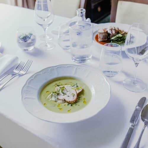 maison cyna - assiette creuse 27cm en porcelaine de Prague BEL1927 - collection BELLEVUE - situation 1 - 1500x1500