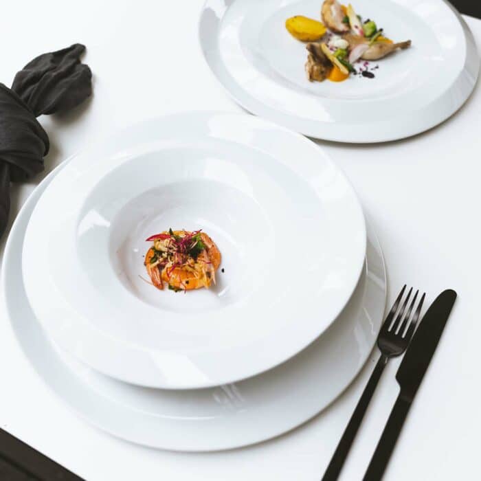 maison cyna - assiette creuse 27cm en porcelaine de Prague NAM1927 - collection NAMI - situation 1 - 1500x1500