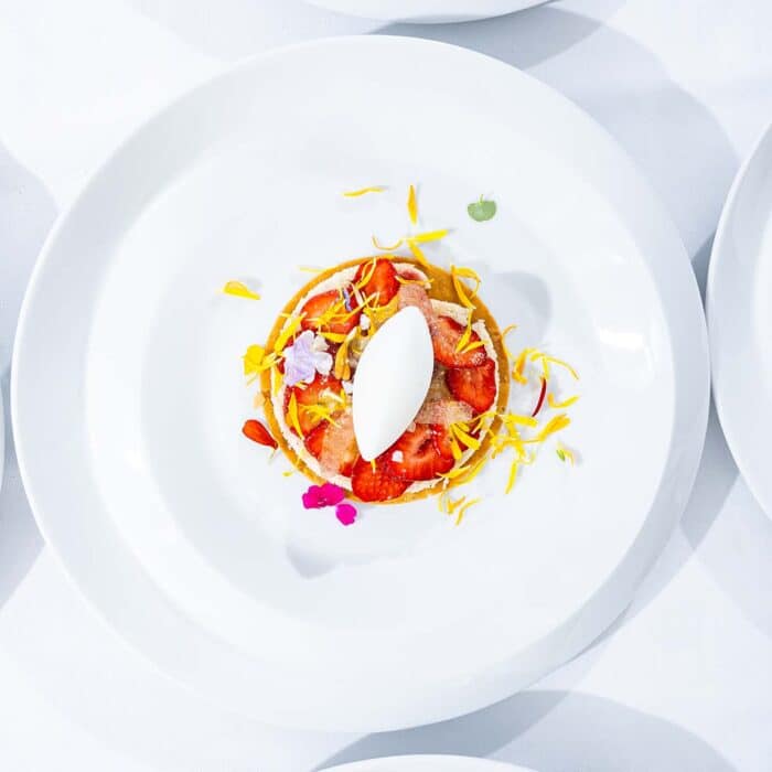 maison cyna - assiette plate 27cm en porcelaine de Prague de qualite professionnelle - collection NAMI - situation 5 - 1200x1200