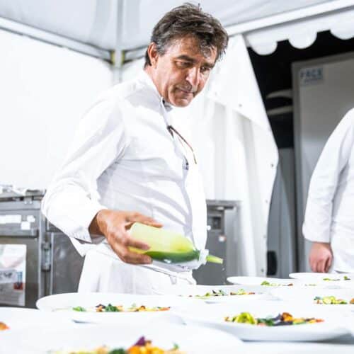 maison cyna - assiette plate 27cm en porcelaine de Prague de qualite professionnelle yannick alleno - collection NAMI - situation 3 - 1200x1200