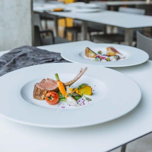 maison cyna - assiette plate 33cm à aile large gastronomie en porcelaine de Prague - ESS2133 - collection ESSKLASSE - 1 - 1200x1200