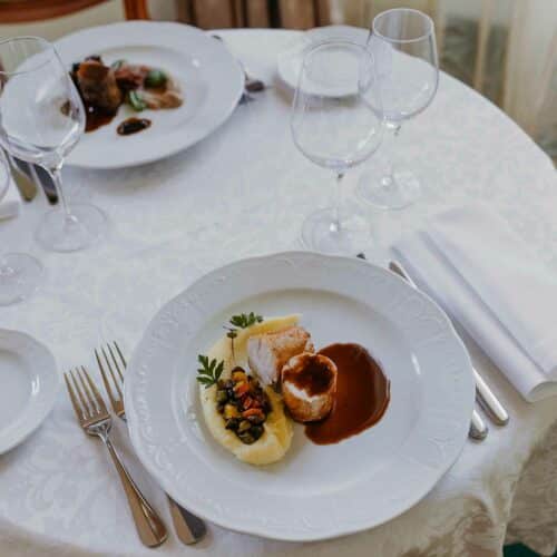 maison cyna - assiette principale 26cm en porcelaine de Prague BEL2126 - collection BELLEVUE - situation 2 - 1500x1500